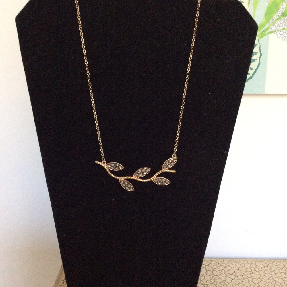 LC Marcasite style Leaf Necklace - Picture 3 of 9